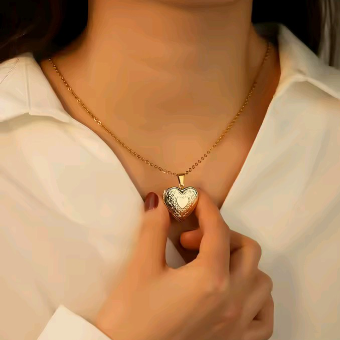 The Eternal Heart: Custom Photo Locket Necklace - Velvet Vault Exclusive